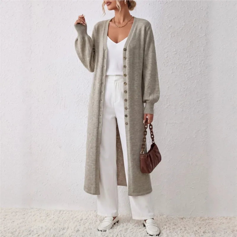 Woman wearing light grey long cardigan with white pants